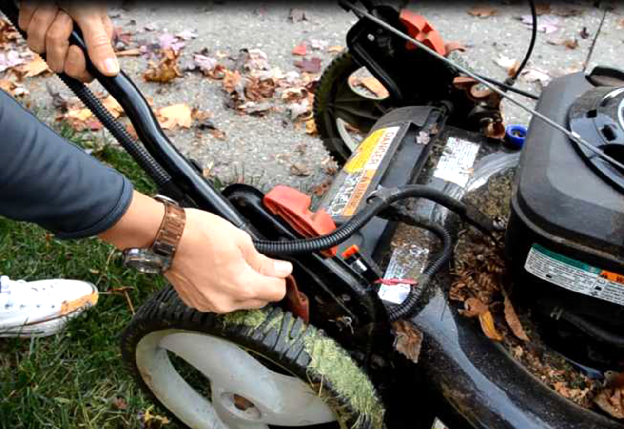 Lower lawn outlet mower